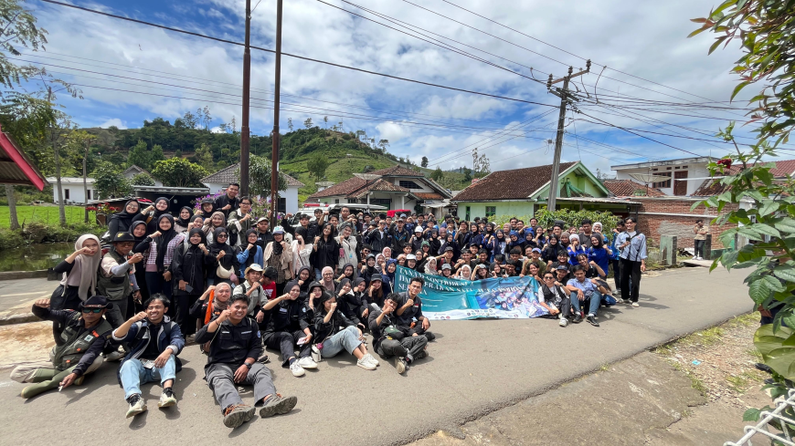 Tanam Kontribusi di Gunung Congkrang Cikajang, Kolaborasi Hijau Jaga Alam di Hari Sejuta Pohon