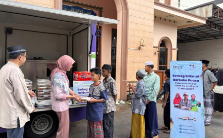 Hangatkan Suasana Ramadan, KAI Logistik Berbagi Ratusan Paket Berbuka Puasa