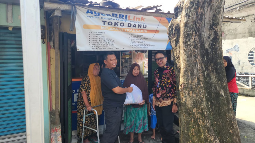 Sinergi Kebaikan: BRI Jakarta Kalimalang dan Agen BRILink Toko Danu Bagikan Sembako untuk Warga Duren Sawit