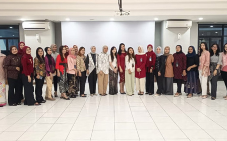 Semarak Hari Kartini, Pekerja BRI Branch Office Kramat Berlomba Tampilkan Pakaian Nasional Terbaik